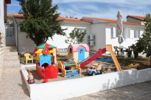 Herní místnost nebo prostor pro děti v ubytování Family friendly seaside apartments Preko, Ugljan - 8232