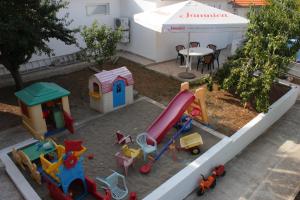 Herní místnost nebo prostor pro děti v ubytování Family friendly seaside apartments Preko, Ugljan - 8232