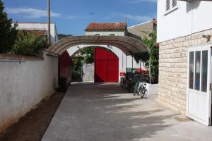 Fotografie z fotogalerie ubytování Family friendly seaside apartments Preko, Ugljan - 8232 v destinaci Poljana