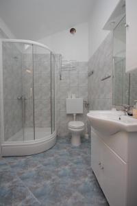 Koupelna v ubytování Family friendly seaside apartments Preko, Ugljan - 8232