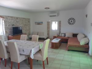 ein Wohnzimmer mit einem Tisch und einem Sofa in der Unterkunft Apartments with a parking space Lukoran (Ugljan) - 11203 in Lukoran
