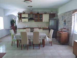 eine Küche mit einem Tisch und Stühlen im Zimmer in der Unterkunft Apartments with a parking space Lukoran (Ugljan) - 11203 in Lukoran