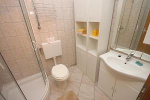 Koupelna v ubytování Family friendly seaside apartments Preko, Ugljan - 8232