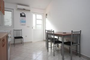 Fotografie z fotogalerie ubytování Family friendly seaside apartments Preko, Ugljan - 8232 v destinaci Poljana
