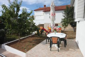 Zahrada ubytování Family friendly seaside apartments Preko, Ugljan - 8232