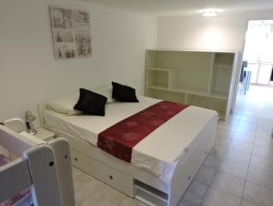 Postel nebo postele na pokoji v ubytování Family friendly seaside apartments Preko, Ugljan - 8232