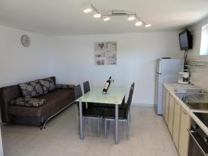 Kuchyň nebo kuchyňský kout v ubytování Family friendly seaside apartments Preko, Ugljan - 8232