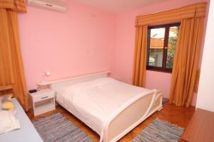 Postel nebo postele na pokoji v ubytování Family friendly seaside apartments Preko, Ugljan - 8232