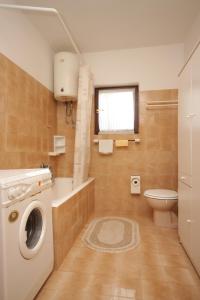 Koupelna v ubytování Family friendly seaside apartments Preko, Ugljan - 8232
