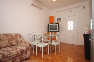 TV a/nebo společenská místnost v ubytování Family friendly seaside apartments Preko, Ugljan - 8232