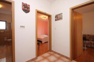 Postel nebo postele na pokoji v ubytování Family friendly seaside apartments Preko, Ugljan - 8232