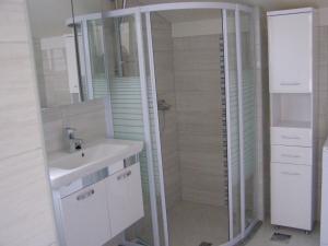 Koupelna v ubytování Family friendly seaside apartments Preko, Ugljan - 8232