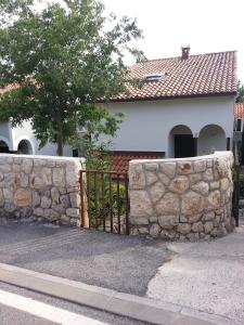 una cerca de piedra frente a una casa en Seaside holiday house Starigrad, Paklenica - 11240, en Starigrad-Paklenica 16 fotos más