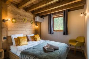 een slaapkamer met een bed in een houten kamer bij La Grange à Roger in Myans