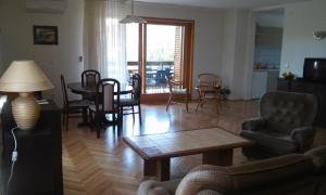 Posezení v ubytování Apartments with a swimming pool Novigrad - 11242
