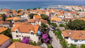 Stadtbild einer Stadt mit orangefarbenen Dächern in der Unterkunft Apartments with a parking space Supetar, Brac - 11278 in Supetar