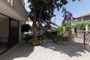 Vonkajšia záhrada v ubytovaní Apartments with parking spaces Supetar, Brac - 11278