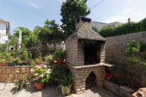 Vonkajšia záhrada v ubytovaní Apartments with parking spaces Supetar, Brac - 11278