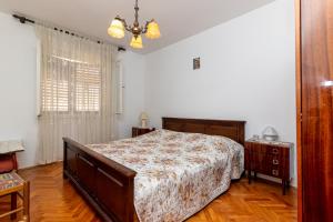 Posteľ alebo postele v izbe v ubytovaní Apartments with parking spaces Supetar, Brac - 11278