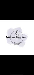 ein Logo für ein weißes und graues Haus in der Unterkunft White and Grey Tinos in Stení