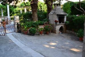 Vonkajšia záhrada v ubytovaní Apartments with parking spaces Supetar, Brac - 11278