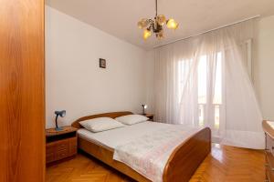 Posteľ alebo postele v izbe v ubytovaní Apartments with parking spaces Supetar, Brac - 11278