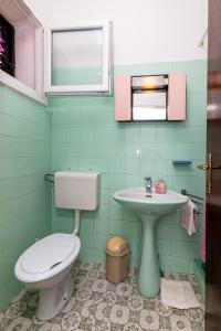 Kúpeľňa v ubytovaní Apartments with parking spaces Supetar, Brac - 11278 + 30 fotografií