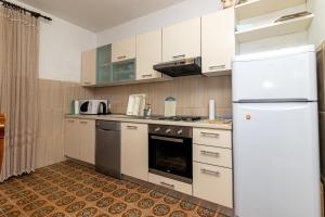 Kuchyňa alebo kuchynka v ubytovaní Apartments with parking spaces Supetar, Brac - 11278