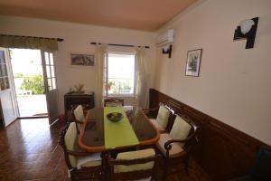 a dining room with a table and chairs at Apartments by the sea Splitska, Brac - 11339 in Splitska