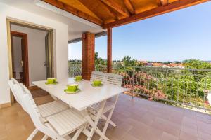 einen weißen Tisch und Stühle auf dem Balkon in der Unterkunft Apartments with a parking space Biograd na Moru, Biograd - 11327 in Biograd na Moru