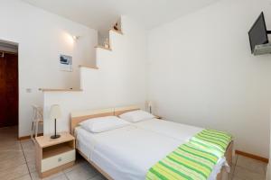 Postel nebo postele na pokoji v ubytování Apartments by the sea Jelsa, Hvar - 11319
