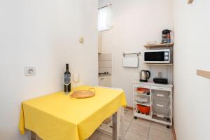 Kuchyň nebo kuchyňský kout v ubytování Apartments by the sea Jelsa, Hvar - 11319