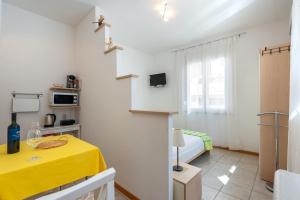 Kuchyň nebo kuchyňský kout v ubytování Apartments by the sea Jelsa, Hvar - 11319