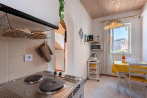Kuchyň nebo kuchyňský kout v ubytování Apartments by the sea Jelsa, Hvar - 11319