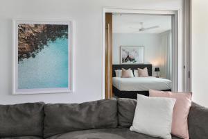 Rúm í herbergi á Element on Coolum Beachfront Sunshine Coast