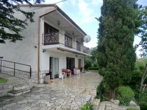 Una gran casa blanca con balcón y patio. en Apartments by the sea Klenovica, Novi Vinodolski - 11323, en Klenovica 10 fotos más