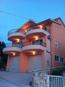 Budova, v ktorej sa apartmán nachádza