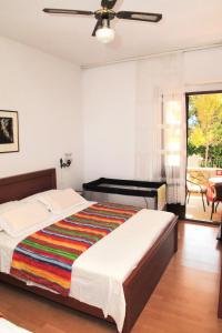 En eller flere senge i et værelse på Seaside apartments with a swimming pool Supetar, Brac - 11360