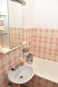 Et badeværelse på Seaside apartments with a swimming pool Supetar, Brac - 11360 + 24 billeder