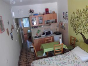 um pequeno quarto com uma cozinha, uma mesa e uma cama em Apartments by the sea Kastel Stari, Kastela - 11352 em Kaštela