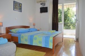 En eller flere senge i et værelse på Apartments with parking space Makarska - 11361