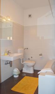 Et badeværelse på Apartments with parking space Makarska - 11361