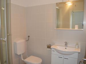 Et badeværelse på Apartments with parking space Makarska - 11361