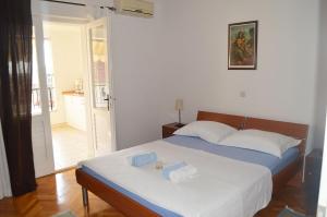 En eller flere senge i et værelse på Apartments with parking space Makarska - 11361 + 16 billeder