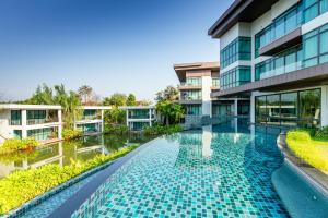 Bazén v ubytování Na Tree Tara Riverside Resort Amphawa Damnoensaduak nebo v jeho okolí