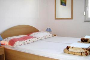 Postel nebo postele na pokoji v ubytování Family friendly apartments with a swimming pool Businci, Ciovo - 11232
