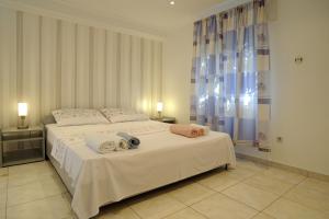 1 dormitorio con 1 cama blanca grande y toallas. en Apartments by the sea Cove Nova, Korcula - 11353 en Vela Luka