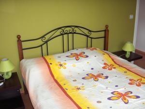 łóżko z kwiatowym kocem z dwoma lampami w obiekcie Apartments with a parking space Jezera, Murter - 11373 w mieście Jezera