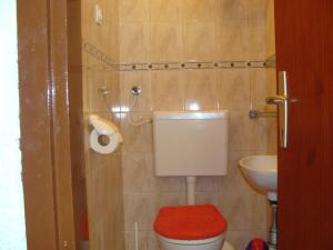 małą łazienkę z toaletą i umywalką w obiekcie Apartment Jadrija 11356a w Szybeniku