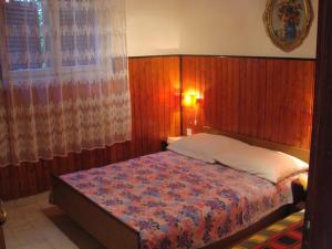 1 dormitorio con 1 cama con cabecero de madera en Apartments by the sea Jadrija, Sibenik - 11356 en Šibenik